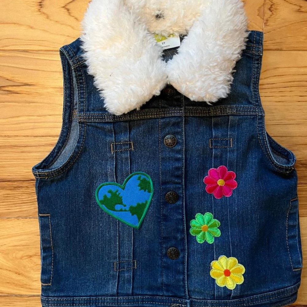 NWT Toddler Girls Blue Jean Vest, Removable Collar, Flower Patches & Appliques